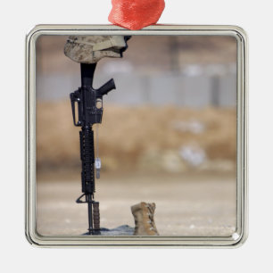 Stiefel, Gewehr, Erkennungsmarken und schützender Ornament Aus Metall