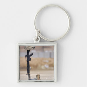 Stiefel, Gewehr, Erkennungsmarken und schützender Schlüsselanhänger