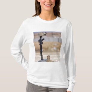 Stiefel, Gewehr, Erkennungsmarken und schützender T-Shirt
