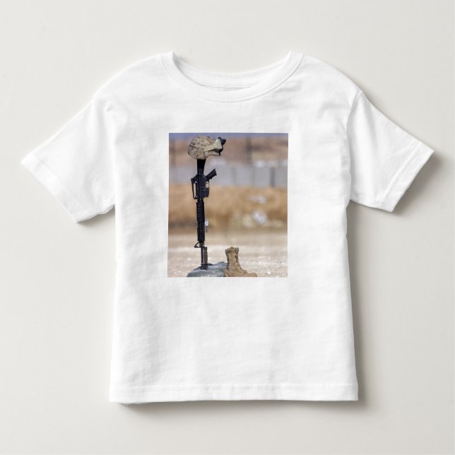 Stiefel, Gewehre, Hundemarken und Schutzhelm Kleinkind T-shirt (Vorderseite)
