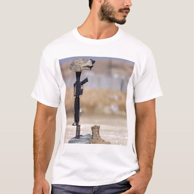Stiefel, Gewehre, Hundemarken und Schutzhelm T-Shirt (Vorderseite)