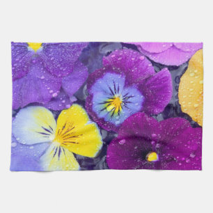 Stiefmütterchen-Blumen schwimmen im Vogelbad mit T Handtuch