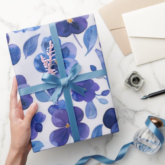 Stiefmütterchen im Aquarellstil Lila Blauer Blumen Geschenkpapier (Schenken)