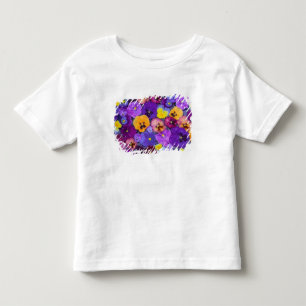 Stiefmütterchenblüten schwimmend im Vogelbad mit T Kleinkind T-shirt