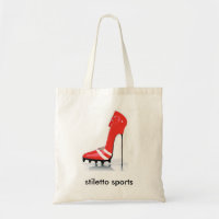 Stilett trägt Tasche zur Schau