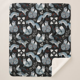 Stilisierte blaue Füchse mit aufwendigen floralen Sherpadecke
