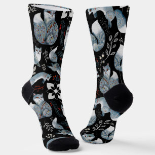 Stilisierte blaue Füchse mit aufwendigen floralen Socken