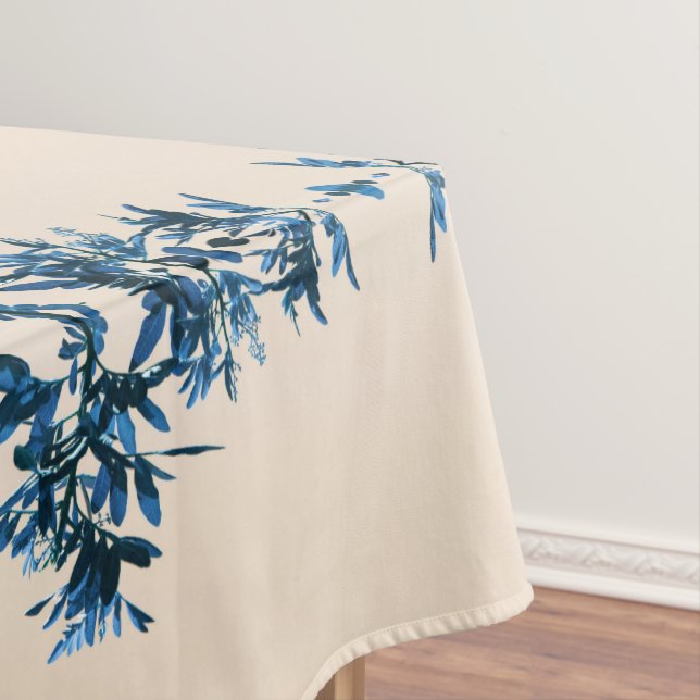 Stilisierte Blue Pepper Tree Blätter in hellbeige Tischdecke (Beispiel)