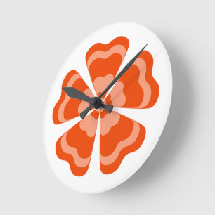 Stilisierte orange Retro-Blume Runde Wanduhr