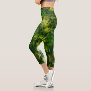 Stilisierte Super Green Tree Water Reflections Capri Leggings
