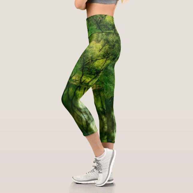 Stilisierte Super Green Tree Water Reflections Capri Leggings (Links)
