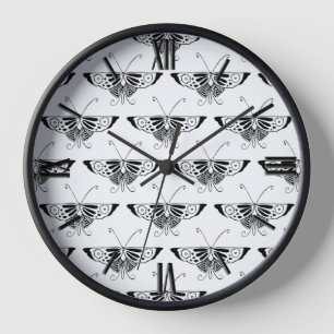 Stilisierter Deko-Schmetterling - weiß und schwarz Uhr