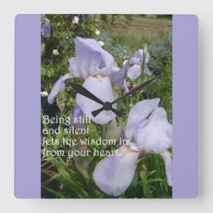 Still and Silent Inspirational Quote Purple Iris Quadratische Wanduhr