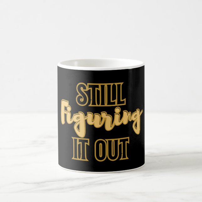 Still Figuring It Out – Funny Motivational Kaffeetasse (Mittel)