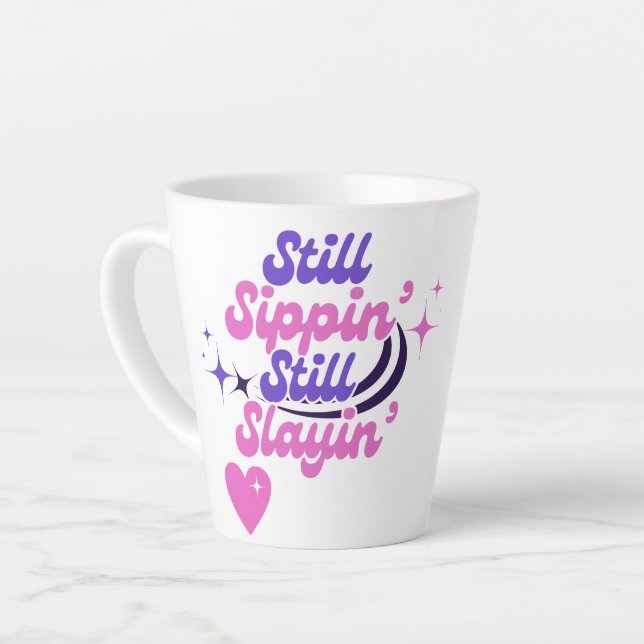 STILL SIPPIN Fun Moderne Motivierend Typografie Milchtasse (Linke Ecke)