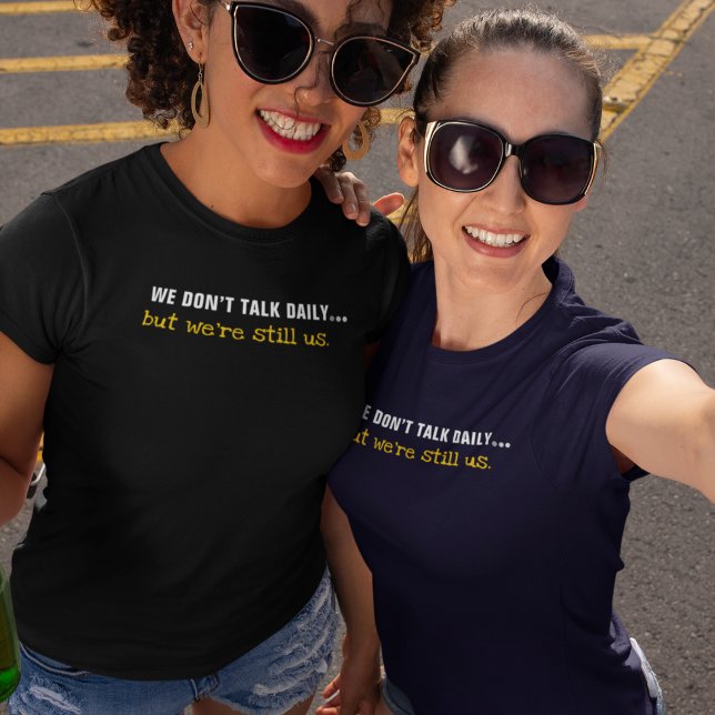 Still Us-Erklärung T-Shirt (Real ones don’t need daily updates, just real connection.)