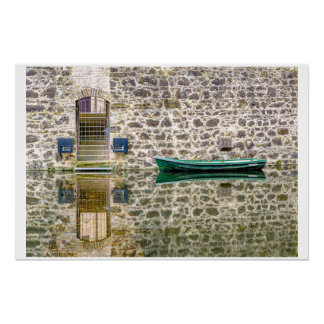 Stille Begegnung – Boot vor alter Mauer Poster