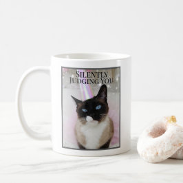 Stille Beurteilung Ihrer Niedlichen Katze in rosa  Kaffeetasse