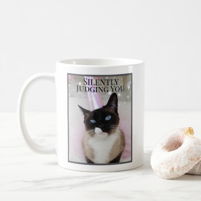 Stille Beurteilung Ihrer Niedlichen Katze in rosa  Kaffeetasse (Mit Donut)