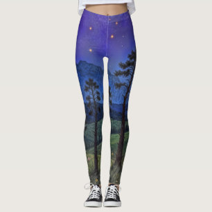 Stille Kiefern, kosmischer Tanz - Eine Waldlandsch Leggings