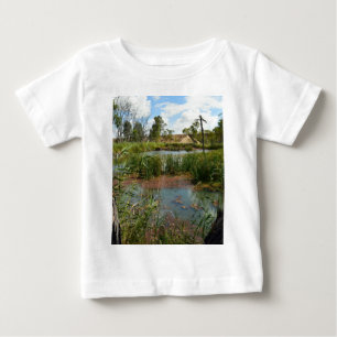 Stille Stille: Ein grüner Frosch auf Schilf im Sum Baby T-shirt