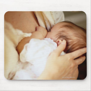 Stillendes Baby der Mutter (1-3 Monate) Mousepad