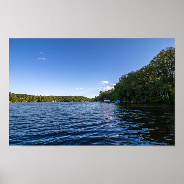 Stilles Wasser und blauer Himmel am Glen Lake Poster (Vorne)