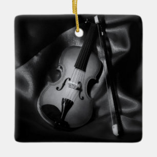 Stillleben-Bild einer Violine in s/w Keramikornament