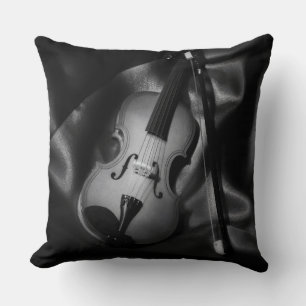 Stillleben-Bild einer Violine in s/w Kissen