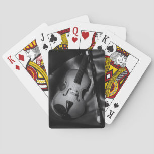 Stillleben-Bild einer Violine in s/w Spielkarten