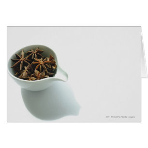 Stillleben der Gewürze in einer weißen Schüssel