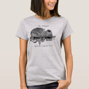 Stillleben eines zerrissenen Slippers mit lustigem T-Shirt