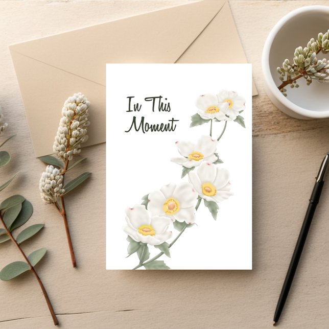 Stillleben-Hartriegel-Trauerkarte Karte (Dogwood sympathy card with soft white flowers and “In This Moment” text on a clean background)