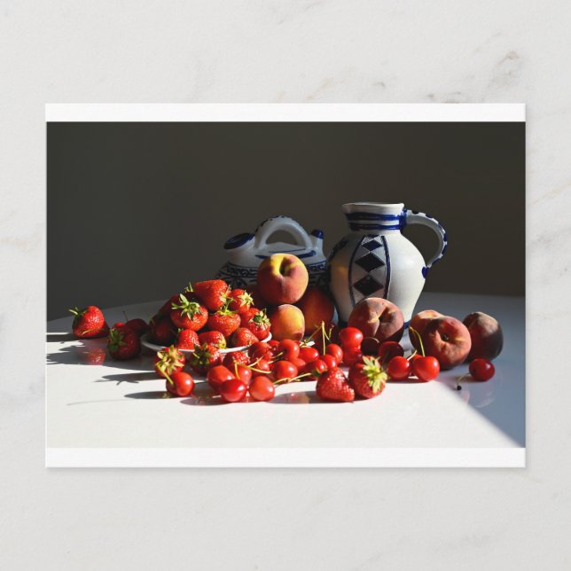 Stillleben mit Erdbeeren, Pfirsichen und Kirschen Postkarte (Vorderseite)
