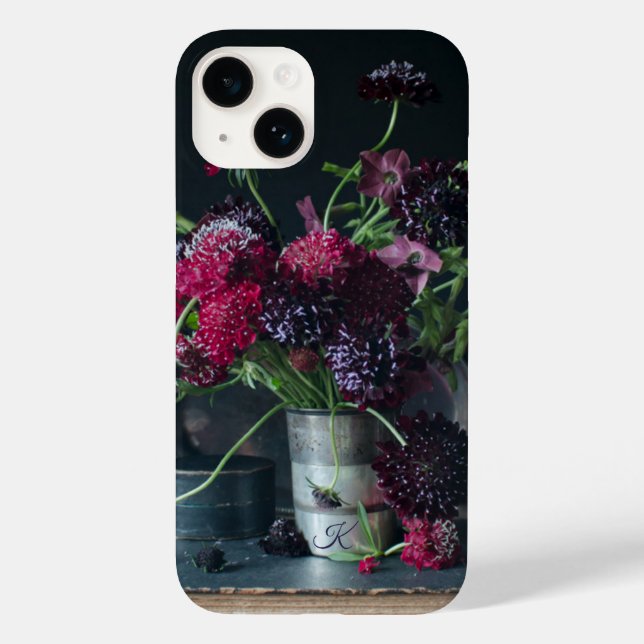 Stillleben mit Monogramm-Blume und Buch Case-Mate iPhone Hülle (Rückseite)