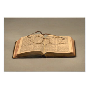 Stillleben mit offener Bibel und Lesegläsern Fotodruck