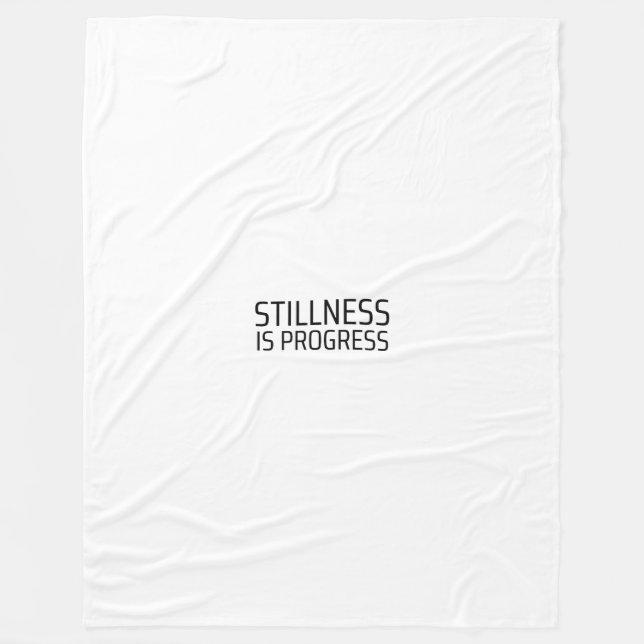 Stillness Is Progress Minimalistische Schreibmasch Fleecedecke (Vorderseite)