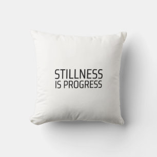 Stillness Is Progress Minimalistische Schreibmasch Kissen