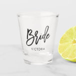 Stilschrift "Bride" Personalisiert Schnapsglas<br><div class="desc">Spaß personalisiertes Design für die zukünftige Braut.</div>