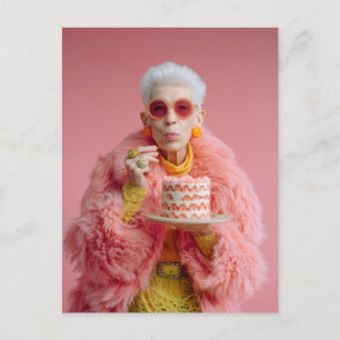 Stilsichere ältere Frau isst Kuchen in rosa Mode  Postkarte