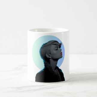 Stilsichere Frau im monochromatischen Porträt Kaffeetasse