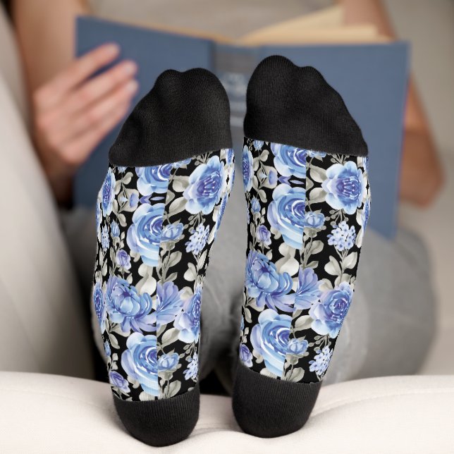 Stilvoll blaues Blumenmuster auf schwarz Socken (Unterseite)
