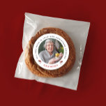 Stilvoll Chic Red White Christmas Cookie Foto Name Runder Aufkleber<br><div class="desc">Dieser individuell gestaltbare Aufkleber zeichnet sich durch ein charmantes Weihnachtsdesign aus, das mit einer personalisierten Botschaft in klassischer, reiner schwarzer Typografie für die Nachricht und einem schicken Rot für den Namen auf einem schlichten, stilvollen weißen Hintergrund vervollständigt wird. Die Texte werden durch niedliche, hübsche, kleine Aquarellfrüchte getrennt, die das festliche...</div>