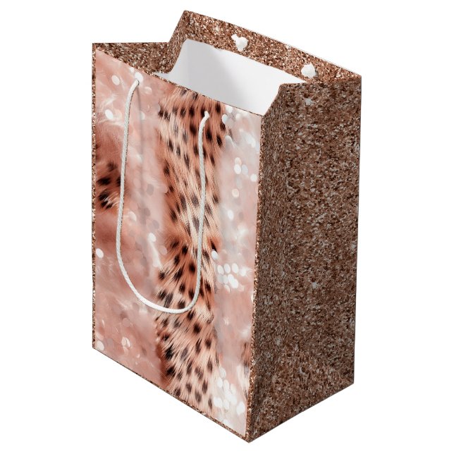 Stilvoll Girly Pink Rose Gold Leopard Glitz Mittlere Geschenktüte (Vorderseite Schrägansicht)