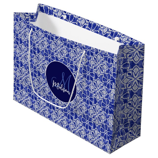 Stilvoll gürtelblau graue erste mit Monogramm Große Geschenktüte (Vorderseite Schrägansicht)