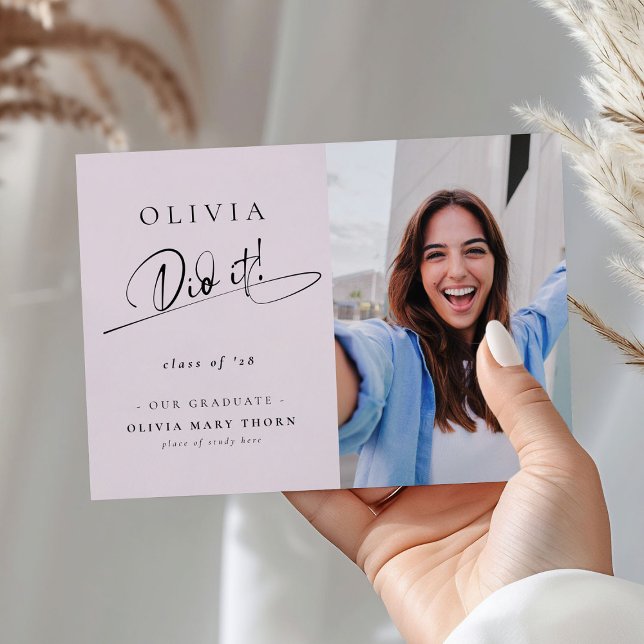 Stilvoll hat sie es getan! Script Graduate Foto Ankündigung (Von Creator hochgeladen)