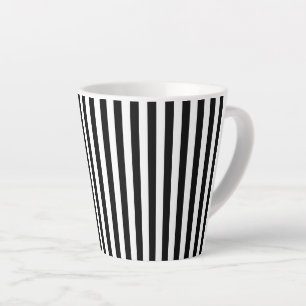 Stilvoll in Schwarz und Weiß gestrichen Milchtasse
