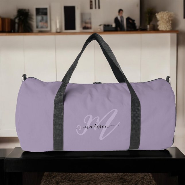 Stilvoll Lila Boho-Skriptname und Monogramm Duffle Bag (Personalize with your name and monogram initial.)