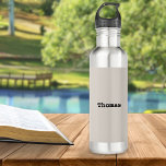 Stilvoll Minimalistisch Einfach Eleganter Individu Edelstahlflasche<br><div class="desc">Diese trendige Wasserflasche aus Edelstahl besticht durch ein elegantes,  minimalistisches Design. Klicken Sie einfach auf "Personalisieren",  um den Namen Ihrer Wahl hinzuzufügen,  und es wird in der Mitte des Designs auf einem hellen Haferflocken beige Hintergrund angezeigt. Sie können das Ergebnis vor dem Auschecken sehen.</div>