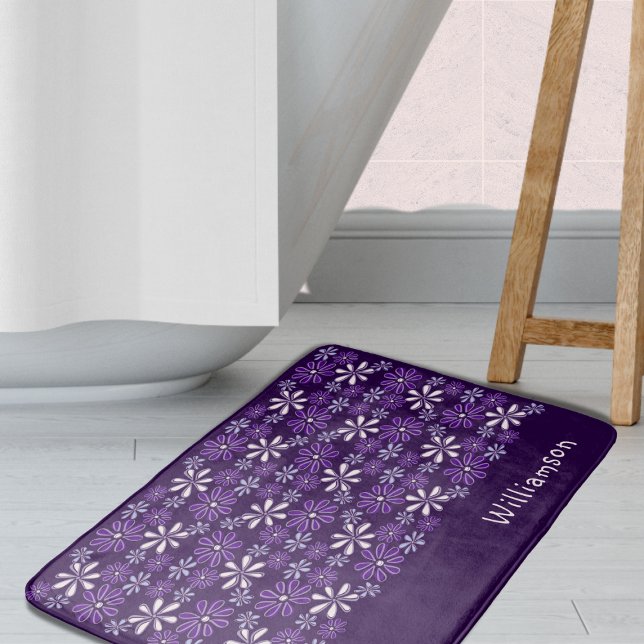 Stilvoll Mit Monogramm dunkles Lila Blume Muster Badematte (Stylish Monogrammed Dark Purple Flower Pattern Bath Mat)